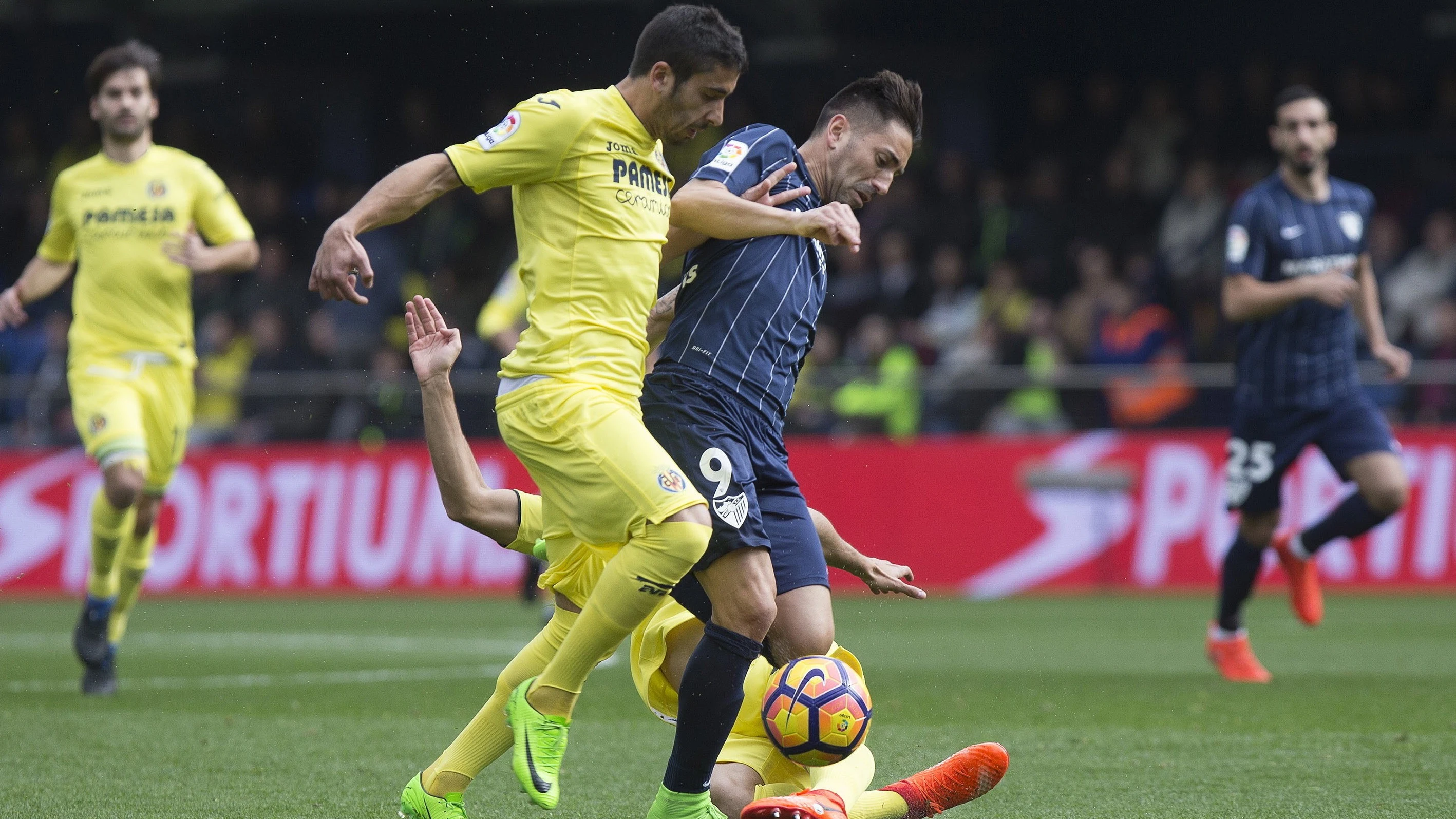 Charles y José Ángel pelean por el balón durante el Villarreal - Málaga