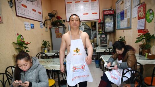 Dong Wanbing, el due&ntilde;o de un restaurante en la ciudad china de Chengdu (suroeste) que lleva una d&eacute;cada viviendo sin camisas