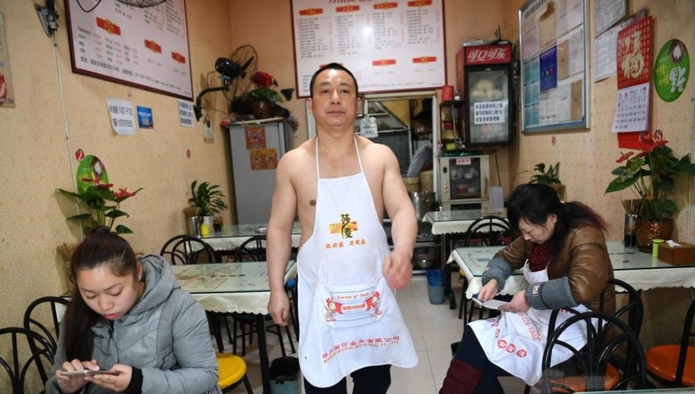 Dong Wanbing, el dueño de un restaurante en la ciudad china de Chengdu (suroeste) que lleva una década viviendo sin camisas