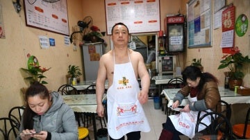 Dong Wanbing, el dueño de un restaurante en la ciudad china de Chengdu (suroeste) que lleva una década viviendo sin camisas