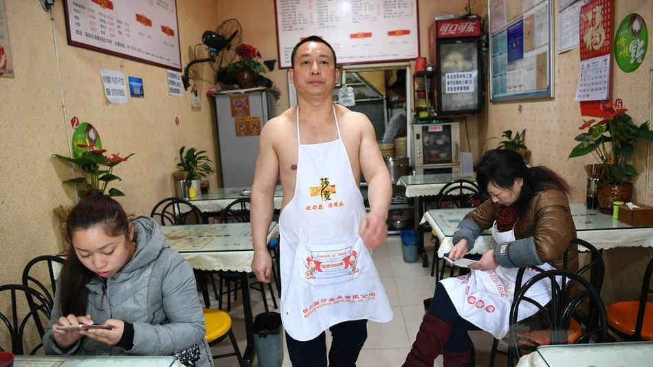 Dong Wanbing, el dueño de un restaurante en la ciudad china de Chengdu (suroeste) que lleva una década viviendo sin camisas Dong Wanbing, el dueño de un restaurante en la ciudad china de Chengdu (suroeste) que lleva una década viviendo sin camisas