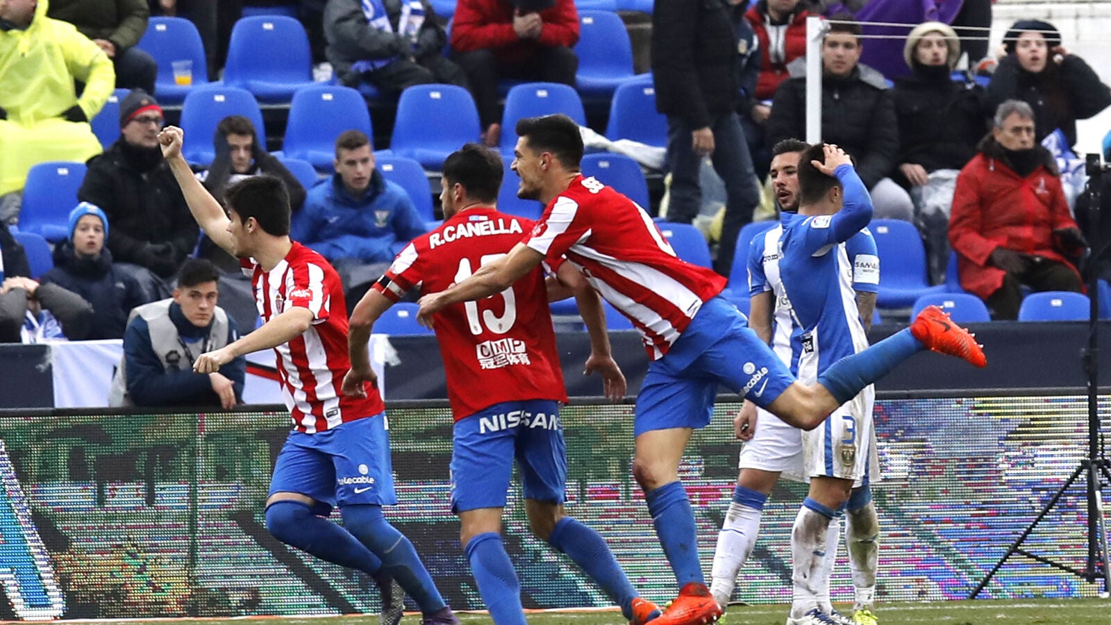 Roberto Canella celebra el primer gol del Sporting contra el Legan&eacute;s