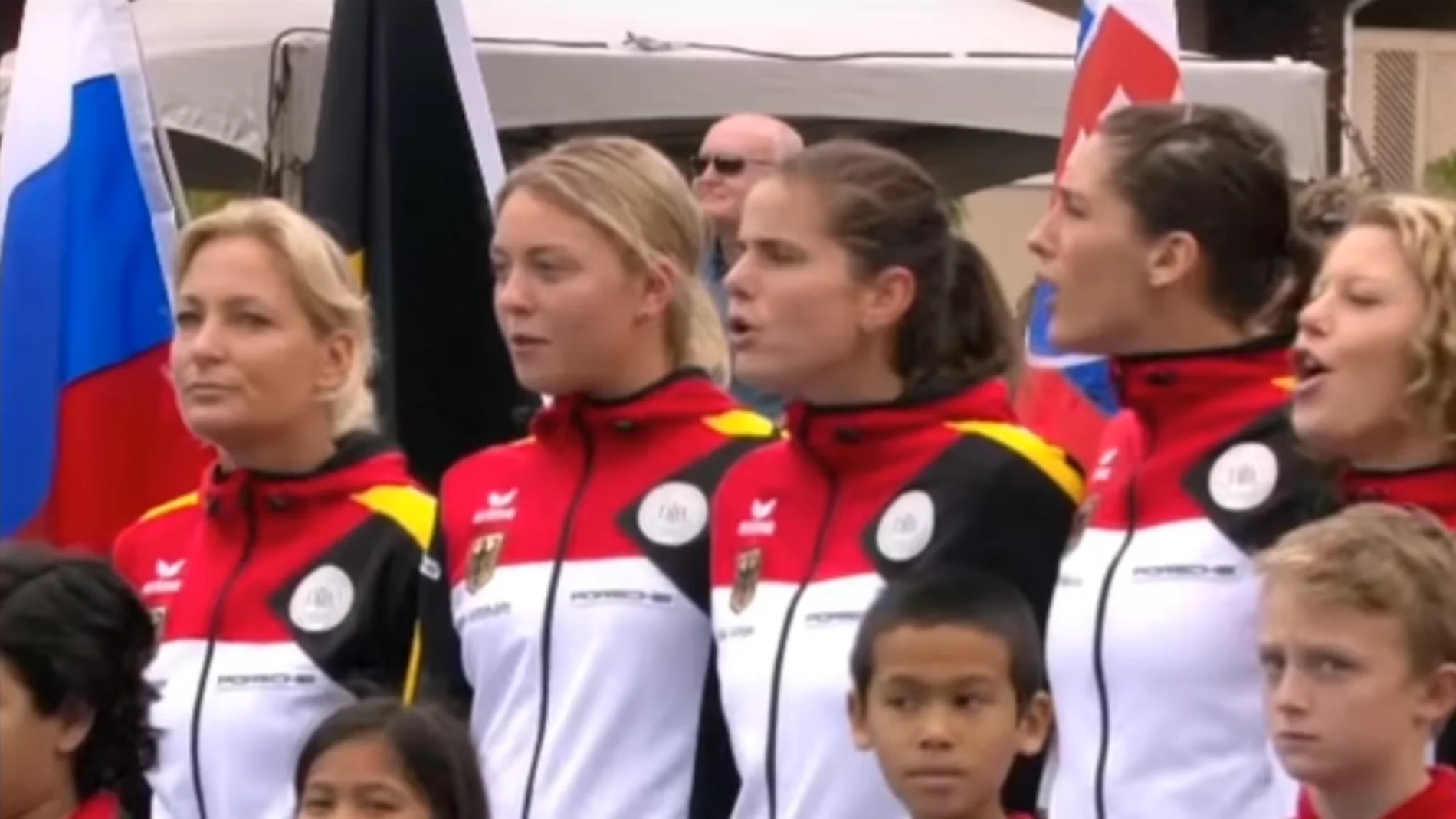 El equipo alemán de la Copa Federación, escuchando el himno nazi