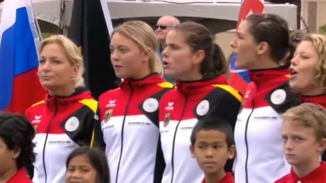 El equipo alemán de la Copa Federación, escuchando el himno nazi