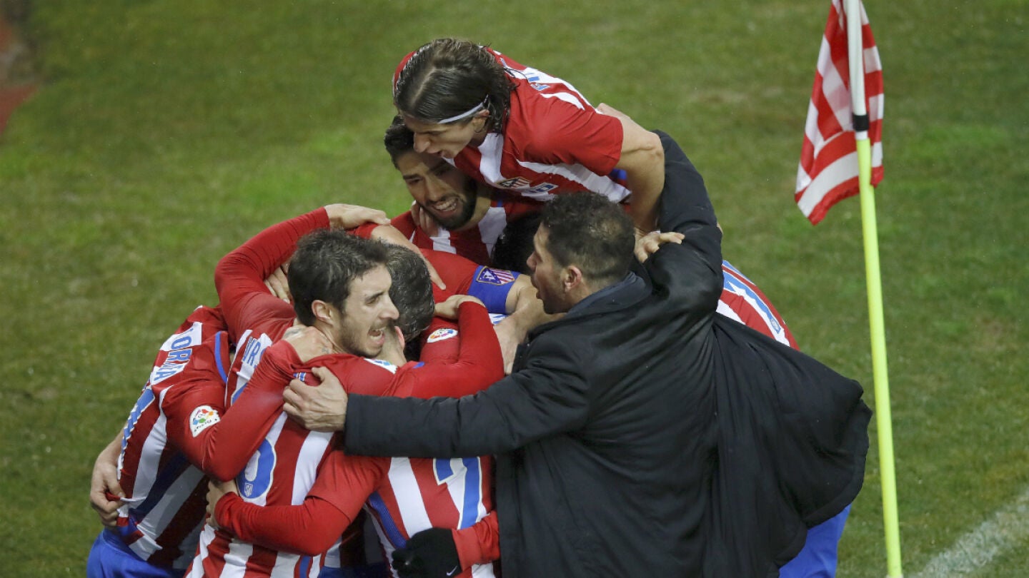 Simeone celebra un gol con los jugadores del Atl&eacute;tico