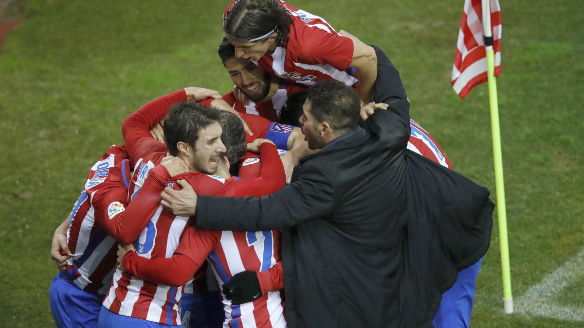 Simeone celebra un gol con los jugadores del Atlético Simeone celebra un gol con los jugadores del Atlético