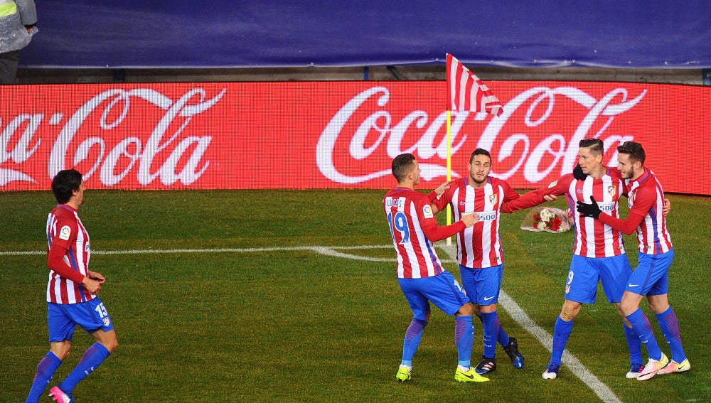 Los jugadores del Atlético de Madrid celebran el gol de Torres contra el Celta de Vigo