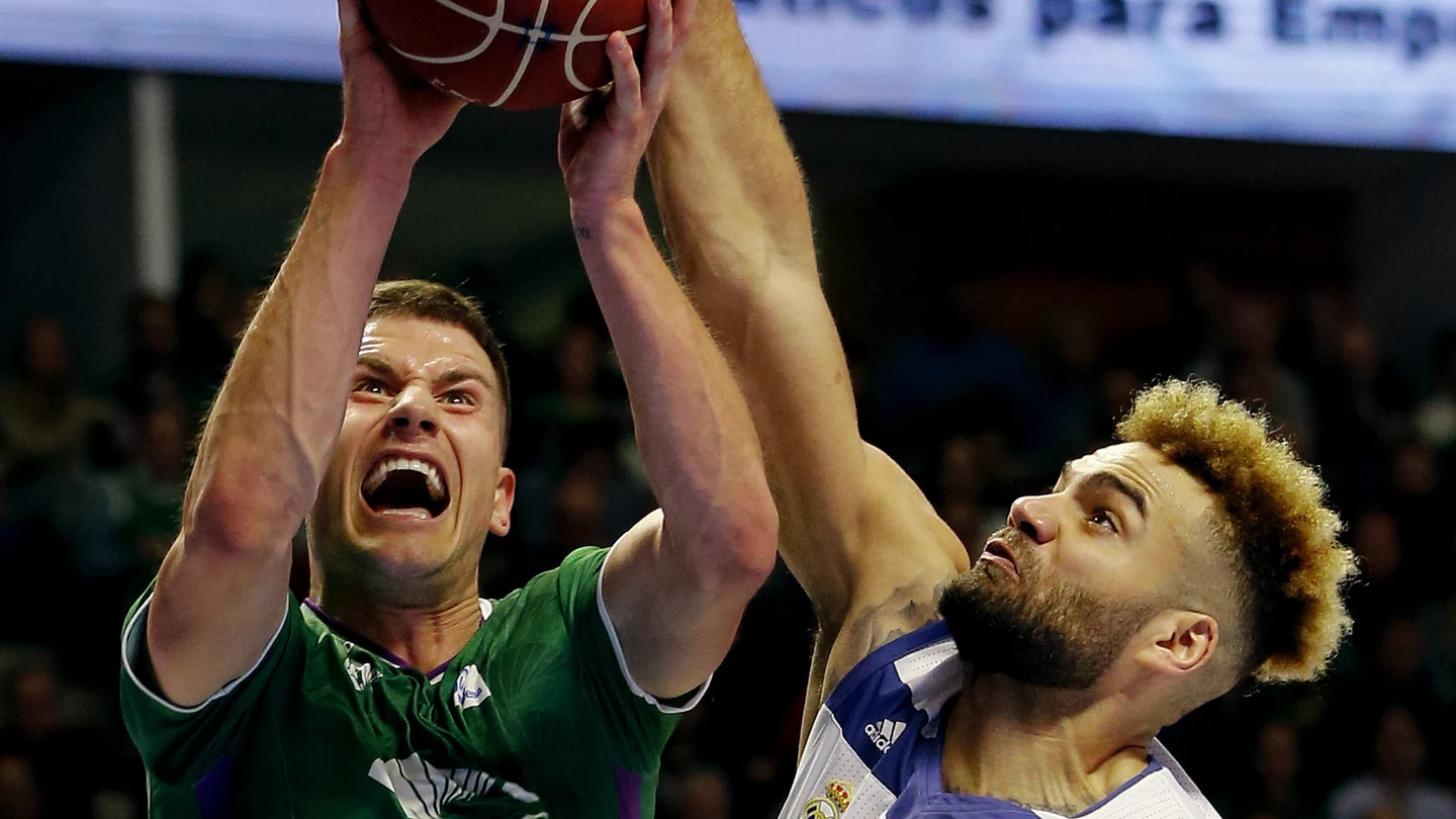 Nemanja Nedovic Y Jeffery Taylor durante una jugada del Unicaja-Real Madrid Nemanja Nedovic Y Jeffery Taylor durante una jugada del Unicaja-Real Madrid