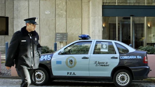 Coche y agente de policía en Argentina Coche y agente de policía en Argentina