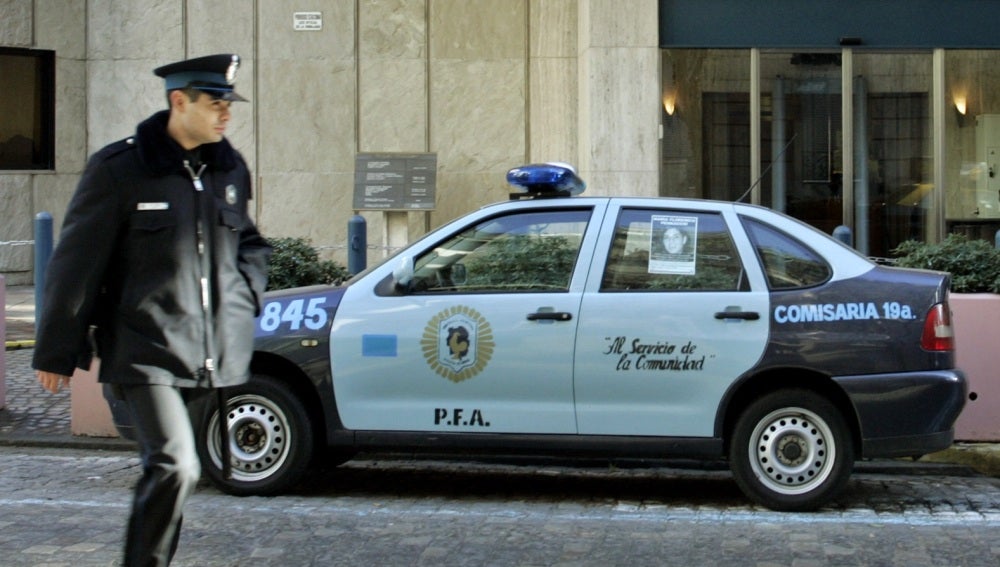 Coche y agente de policía en Argentina