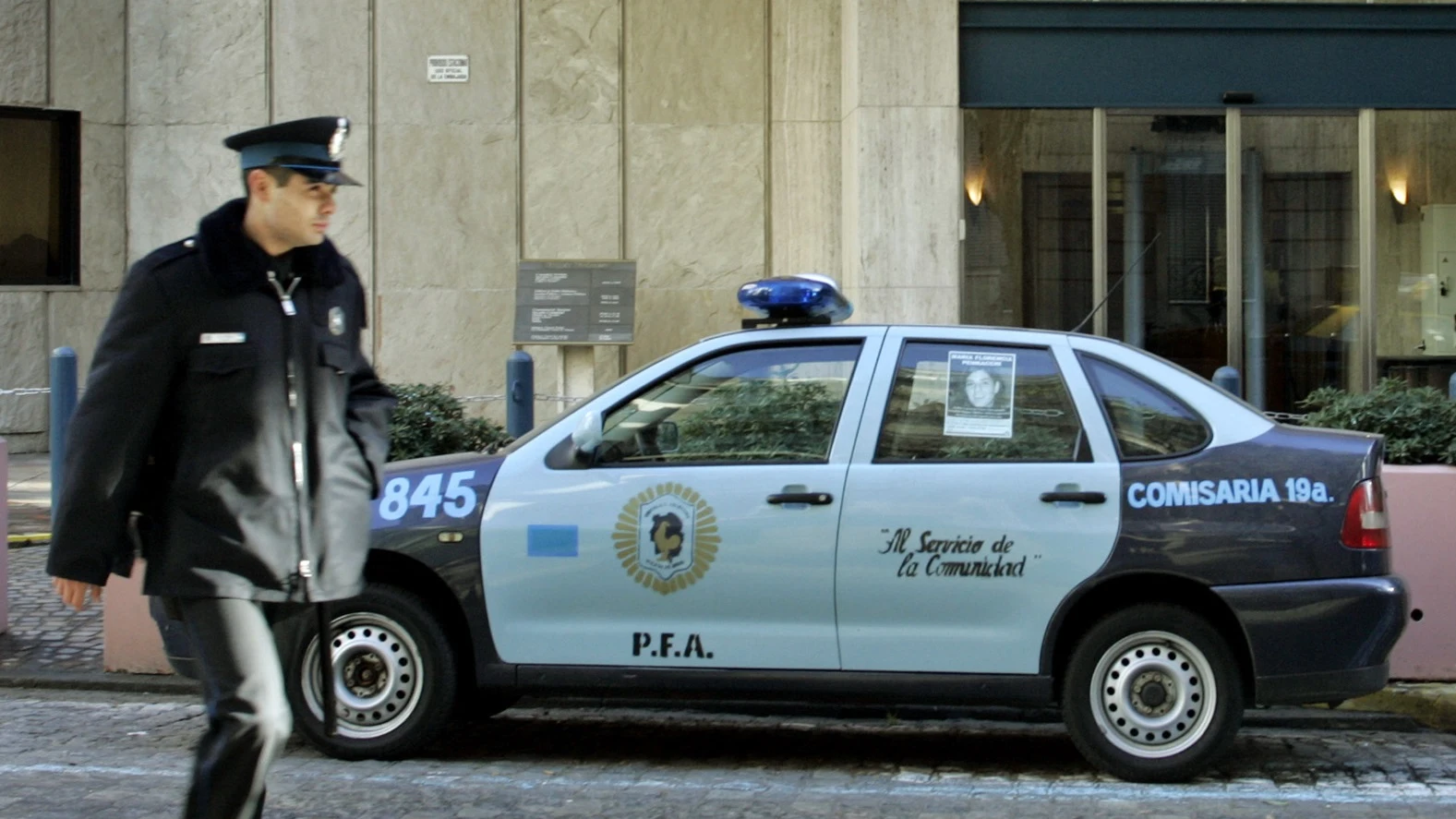 Coche y agente de policía en Argentina