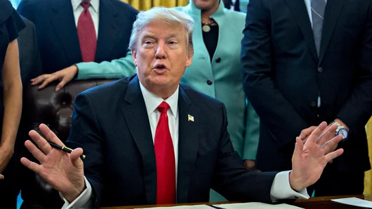 El presidente norteamericano Donald Trump firmando una orden ejecutiva El presidente norteamericano Donald Trump firmando una orden ejecutiva