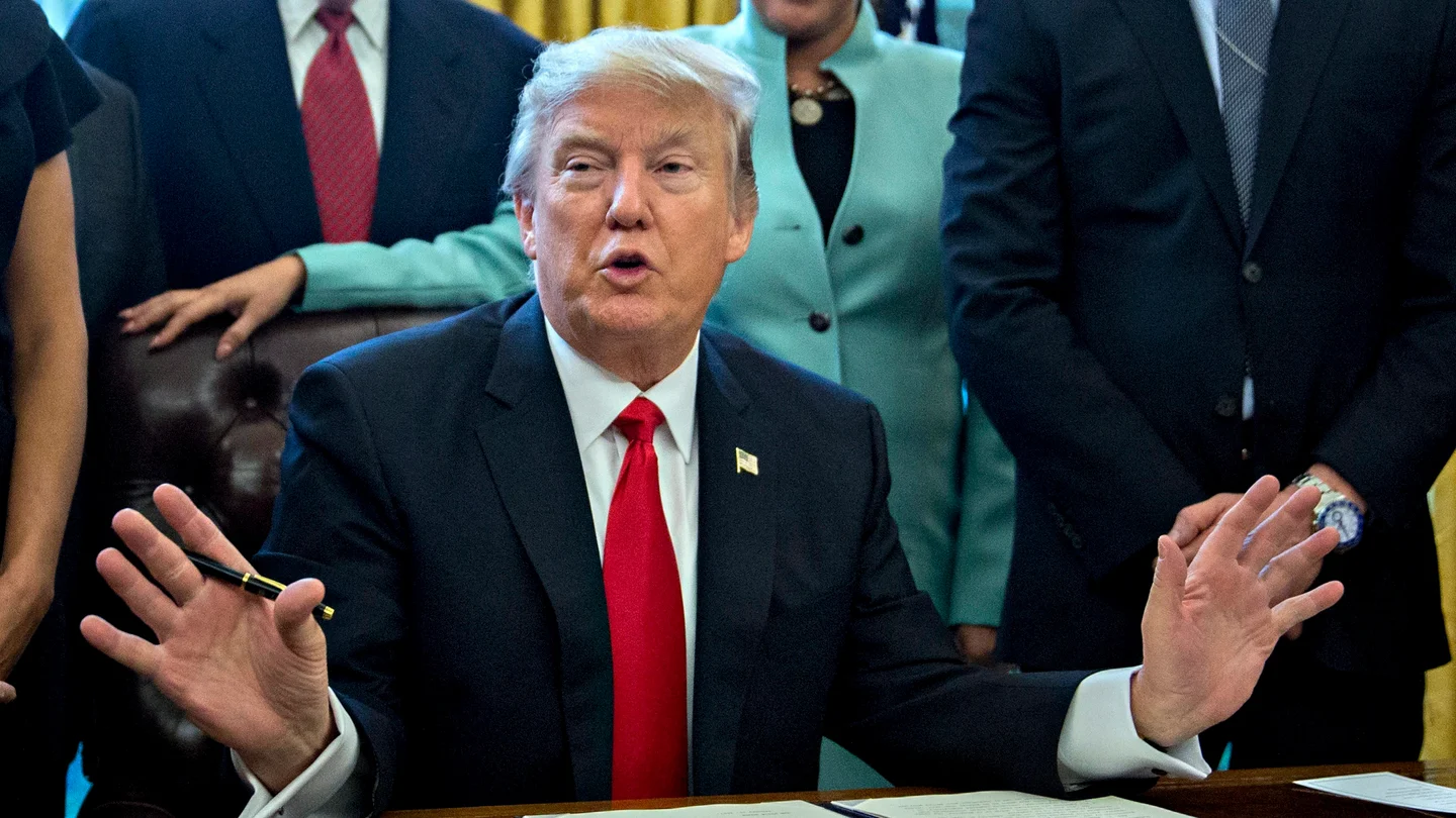 El presidente norteamericano Donald Trump firmando una orden ejecutiva El presidente norteamericano Donald Trump firmando una orden ejecutiva