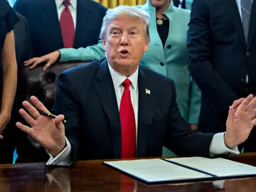 El presidente norteamericano Donald Trump firmando una orden ejecutiva El presidente norteamericano Donald Trump firmando una orden ejecutiva