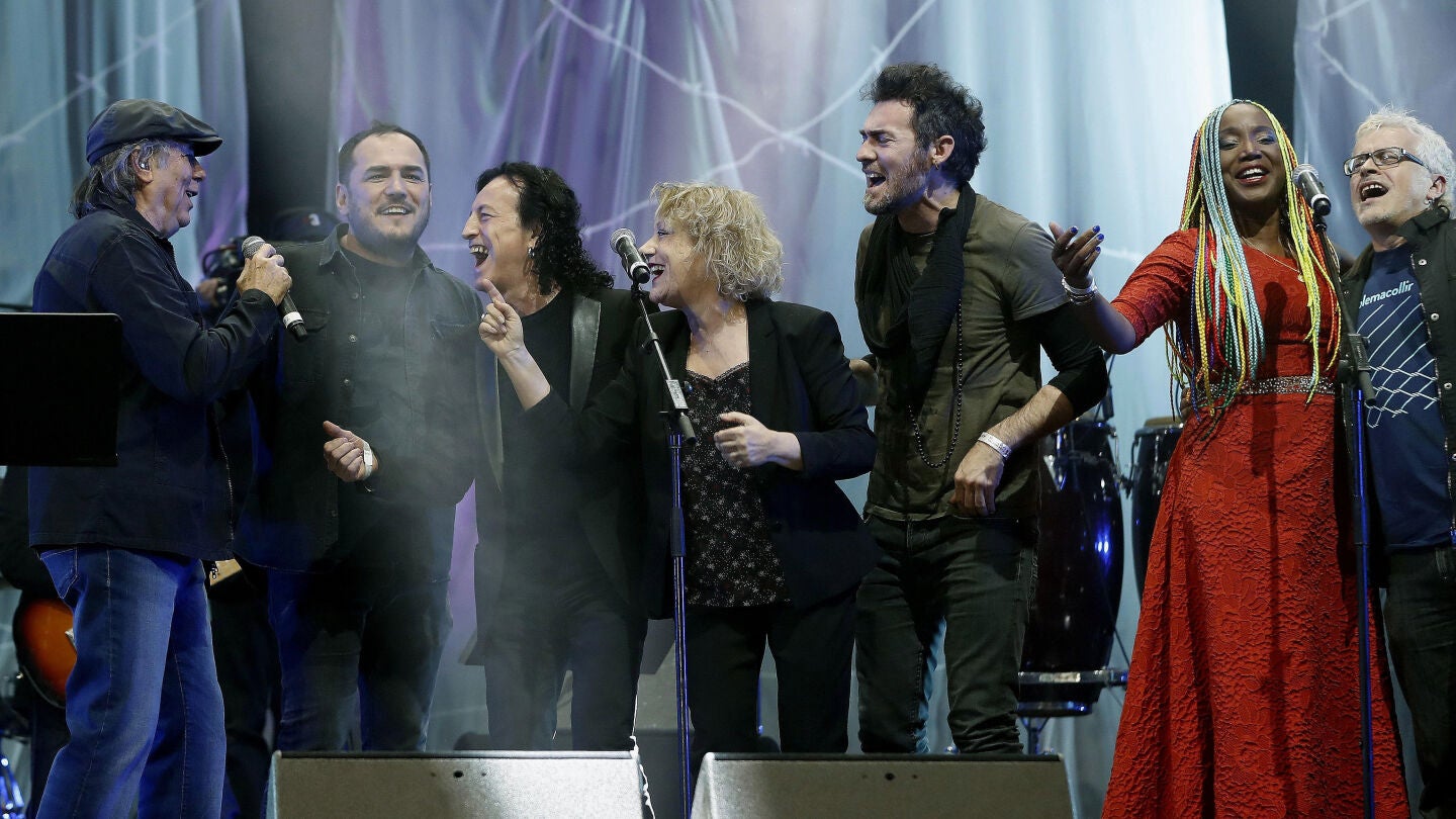 El cantante Joan Manuel Serrat (i), Lucrecia (2-d) y Marina Rosell (c), entre otros, durante el "Gran concierto por las personas refugiadas" celebrado esta noche en el Palau Sant Jordi de Barcelona
