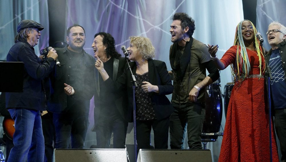 El cantante Joan Manuel Serrat (i), Lucrecia (2-d) y Marina Rosell (c), entre otros, durante el "Gran concierto por las personas refugiadas" celebrado esta noche en el Palau Sant Jordi de Barcelona