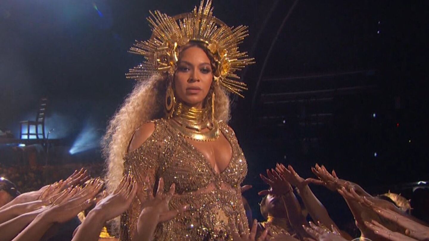 Beyonc&eacute; durante su actuaci&oacute;n en los Grammy 2017