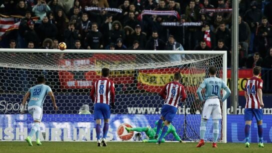 Fernando Torres lanza el penalti que no entrar&iacute;a ante el Celta