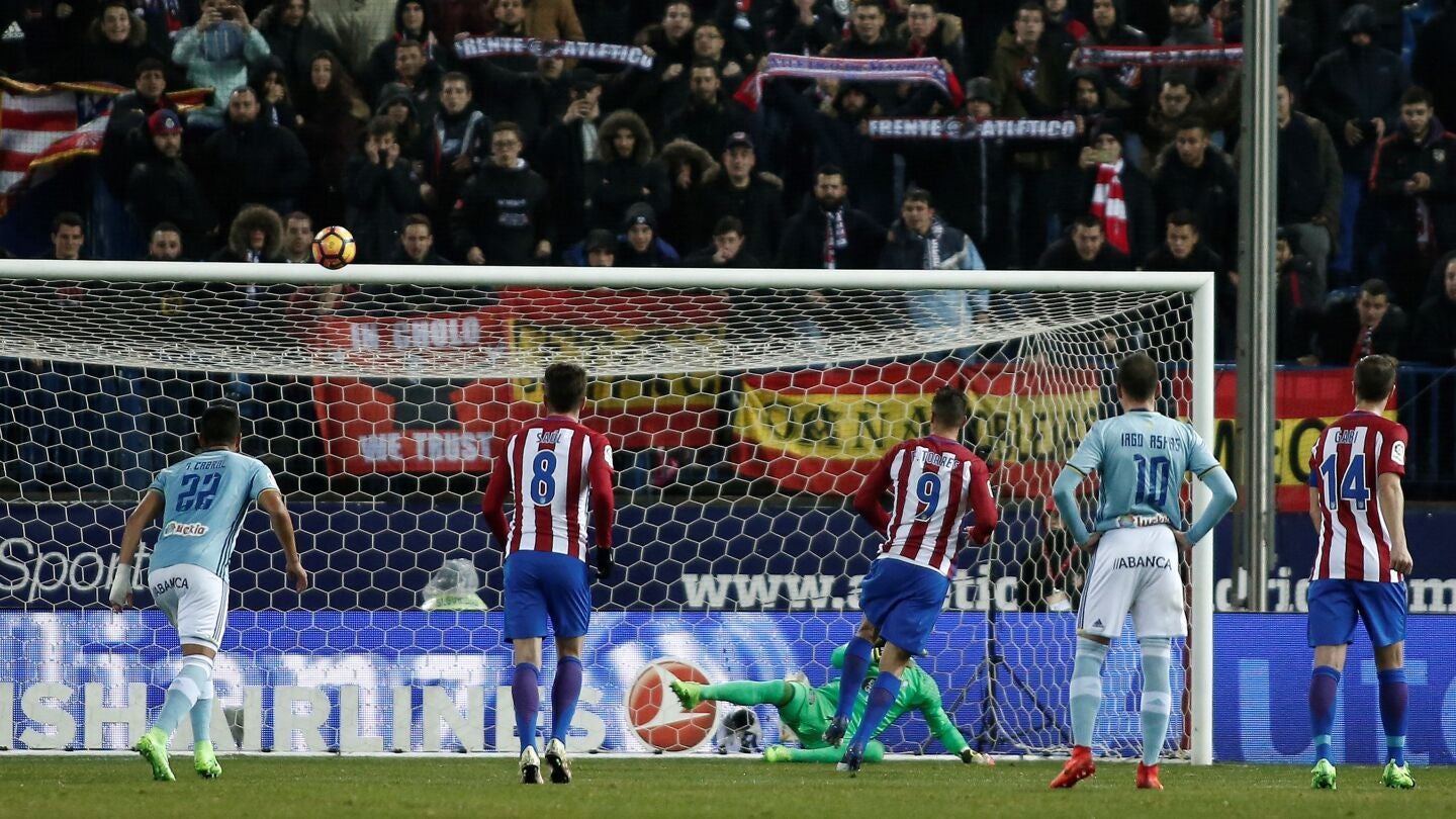 Fernando Torres lanza el penalti que no entrar&iacute;a ante el Celta