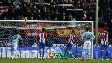 Fernando Torres lanza el penalti que no entraría ante el Celta