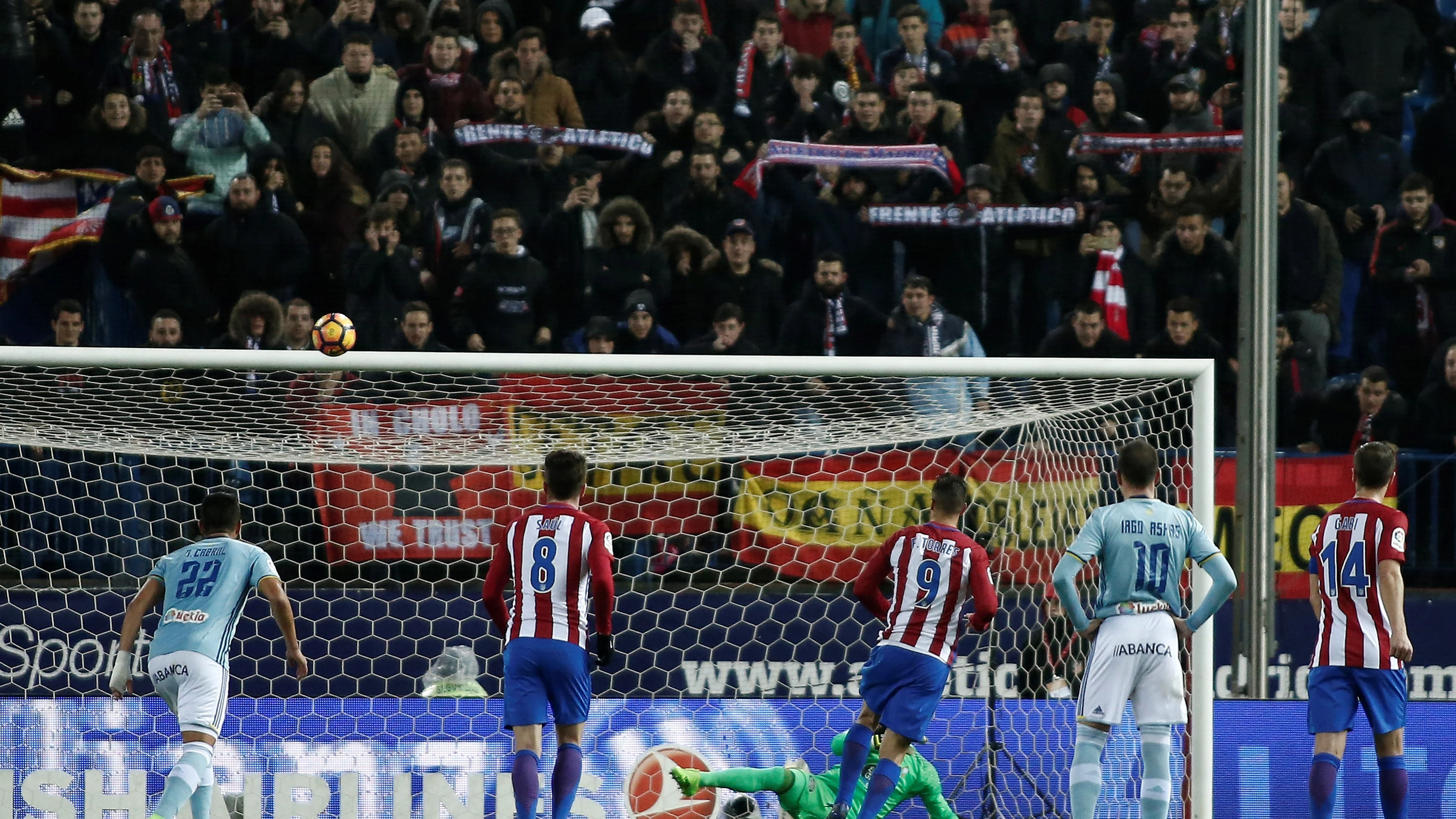 Fernando Torres lanza el penalti que no entraría ante el Celta