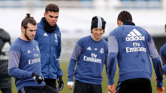 Gareth Bale pasa el bal&oacute;n en un entrenamiento con el Real Madrid