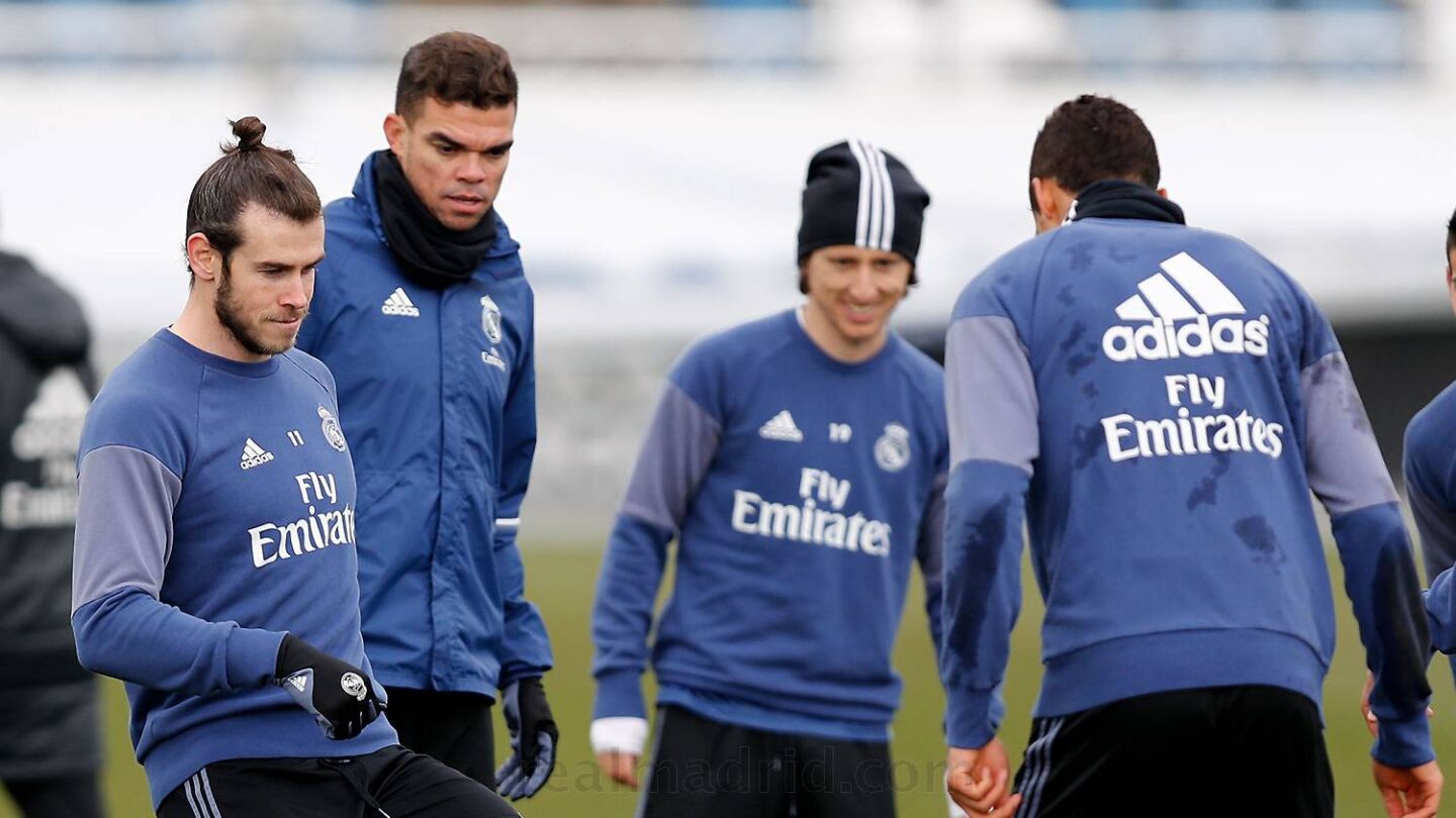 Gareth Bale pasa el bal&oacute;n en un entrenamiento con el Real Madrid