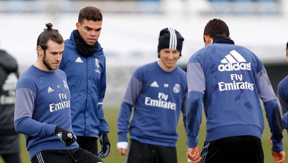 Gareth Bale pasa el balón en un entrenamiento con el Real Madrid