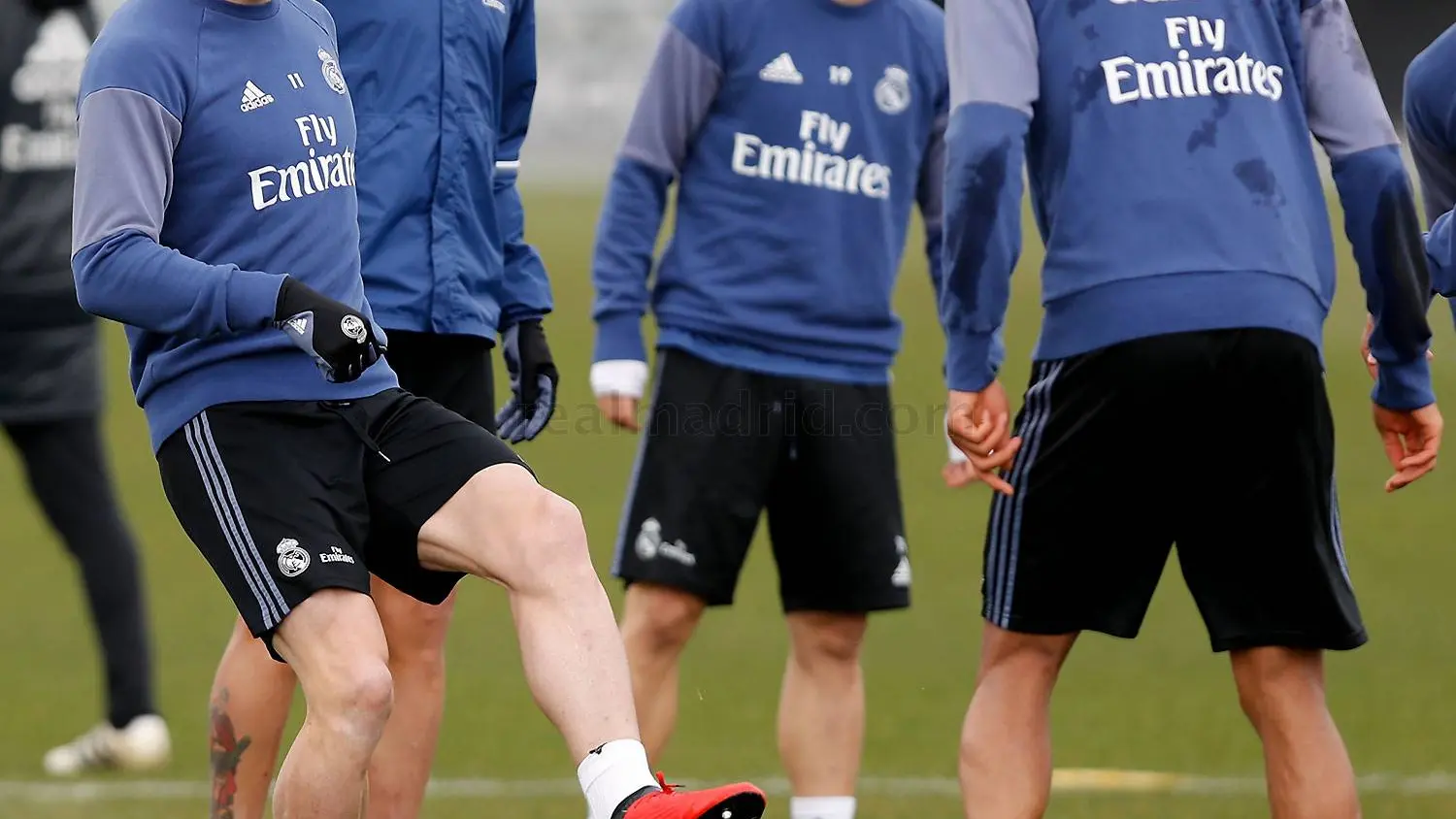 Gareth Bale pasa el balón en un entrenamiento con el Real Madrid