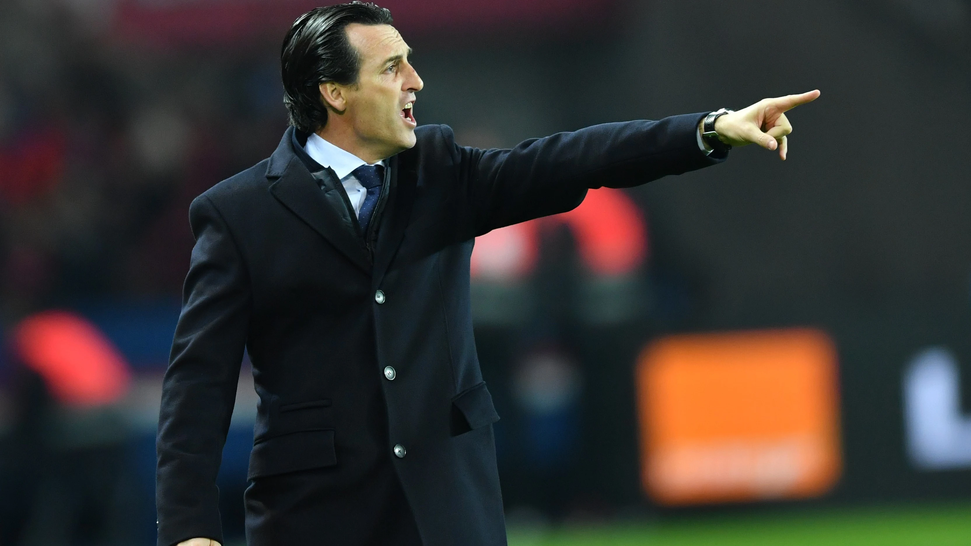 Unai Emery dando órdenes durante un partido Unai Emery dando órdenes durante un partido
