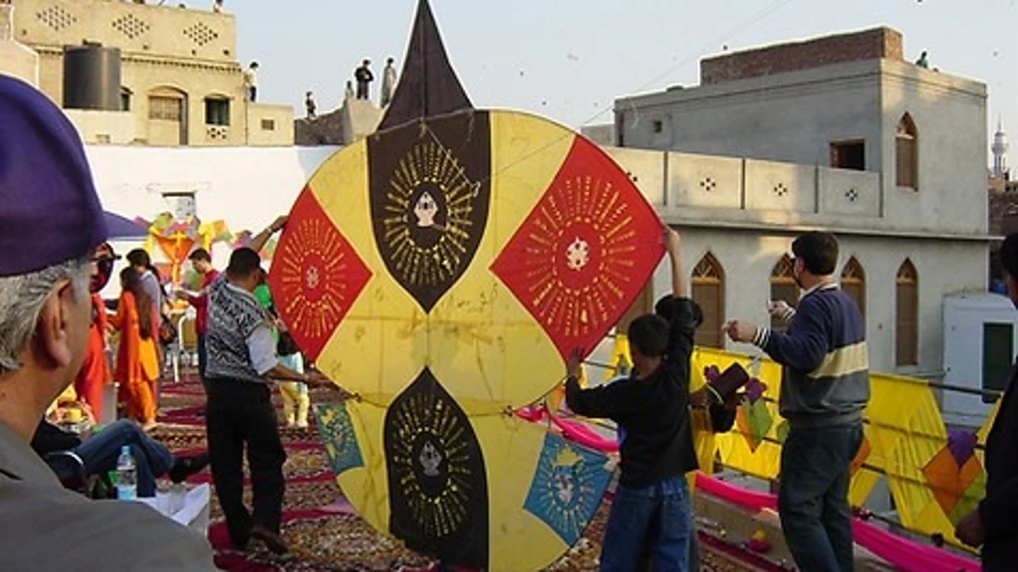 El Basant es la fiesta de la primavera que los pakistaníes celebran volando cometas El Basant es la fiesta de la primavera que los pakistaníes celebran volando cometas