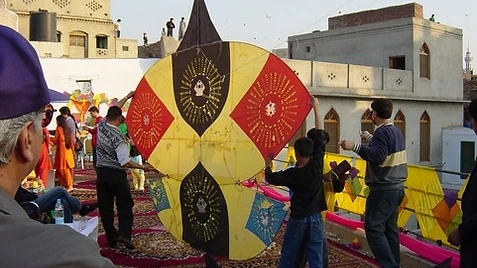 El Basant es la fiesta de la primavera que los pakistaníes celebran volando cometas