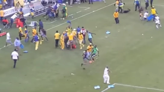 Hinchas del Orlando Pirates apalizan a sus jugadores Hinchas del Orlando Pirates apalizan a sus jugadores