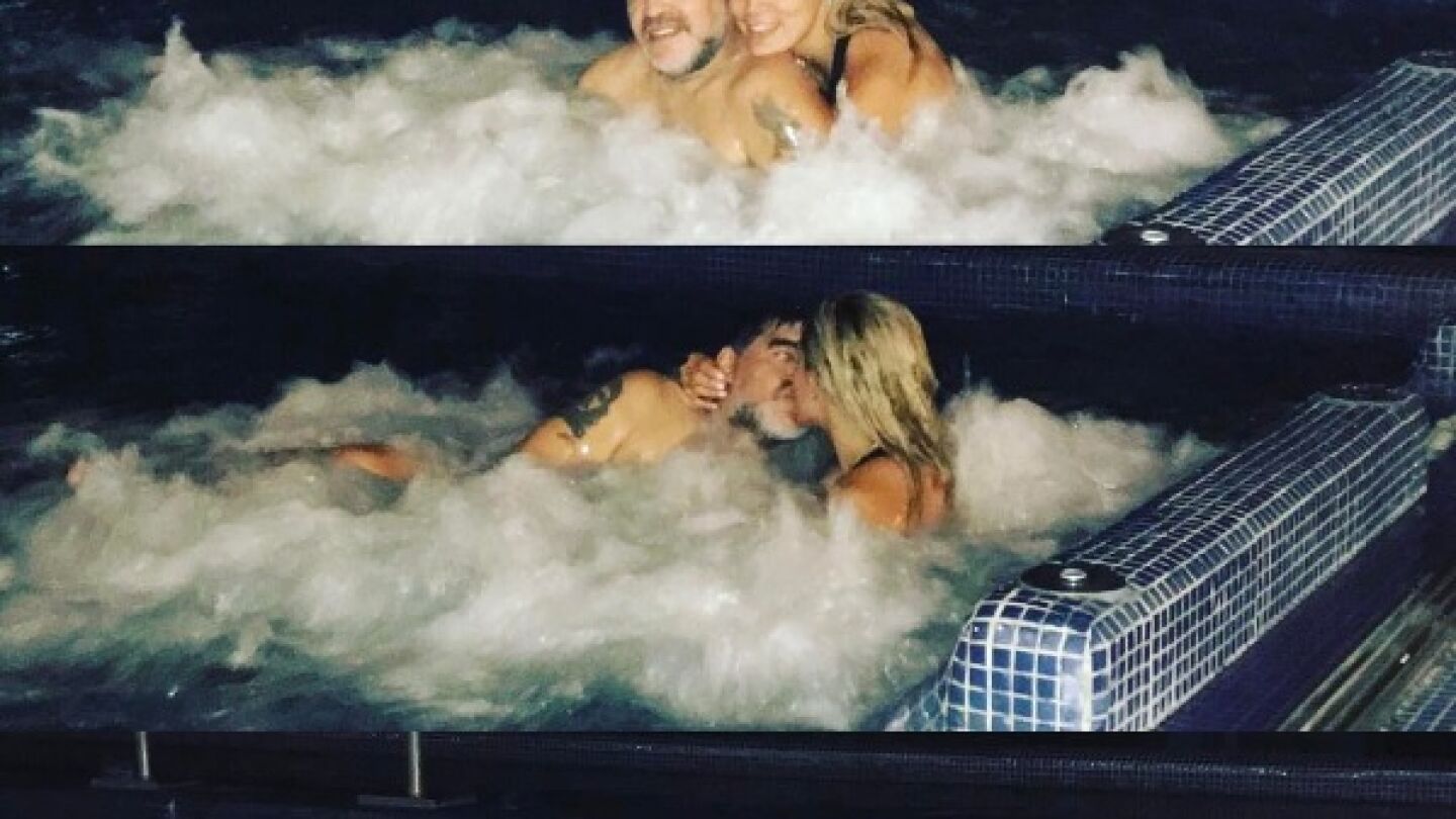 Maradona y su novia en un spa antes del N&aacute;poles - Madrid