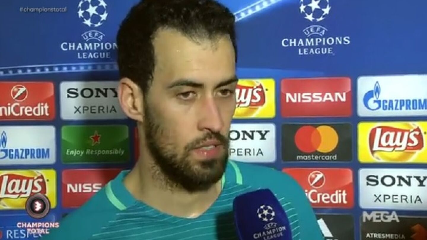 Sergio Busquets atiende a Susana Guasch en el Parque de los Pr&iacute;ncipes