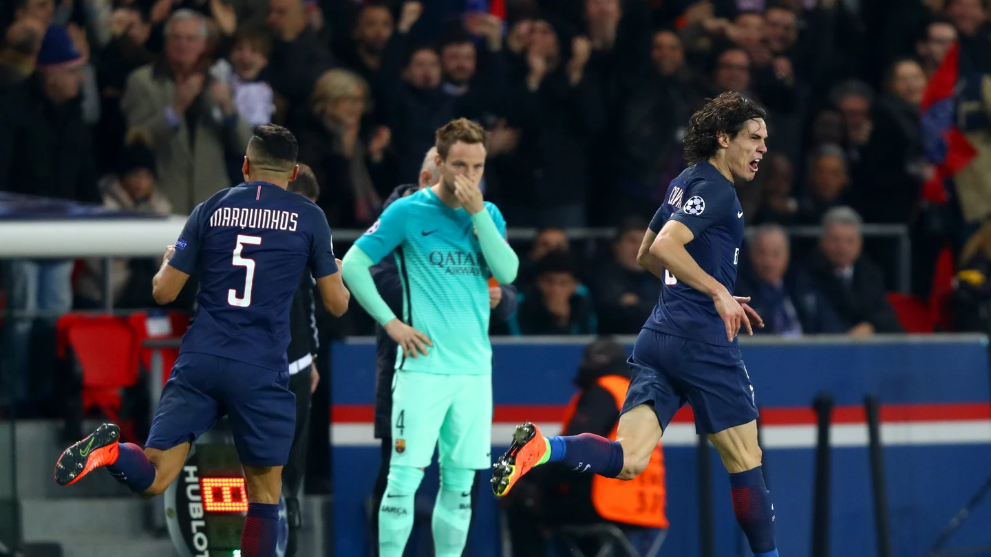 Los jugadores del PSG celebrando un gol ante la mirada de Rakitic Los jugadores del PSG celebrando un gol ante la mirada de Rakitic