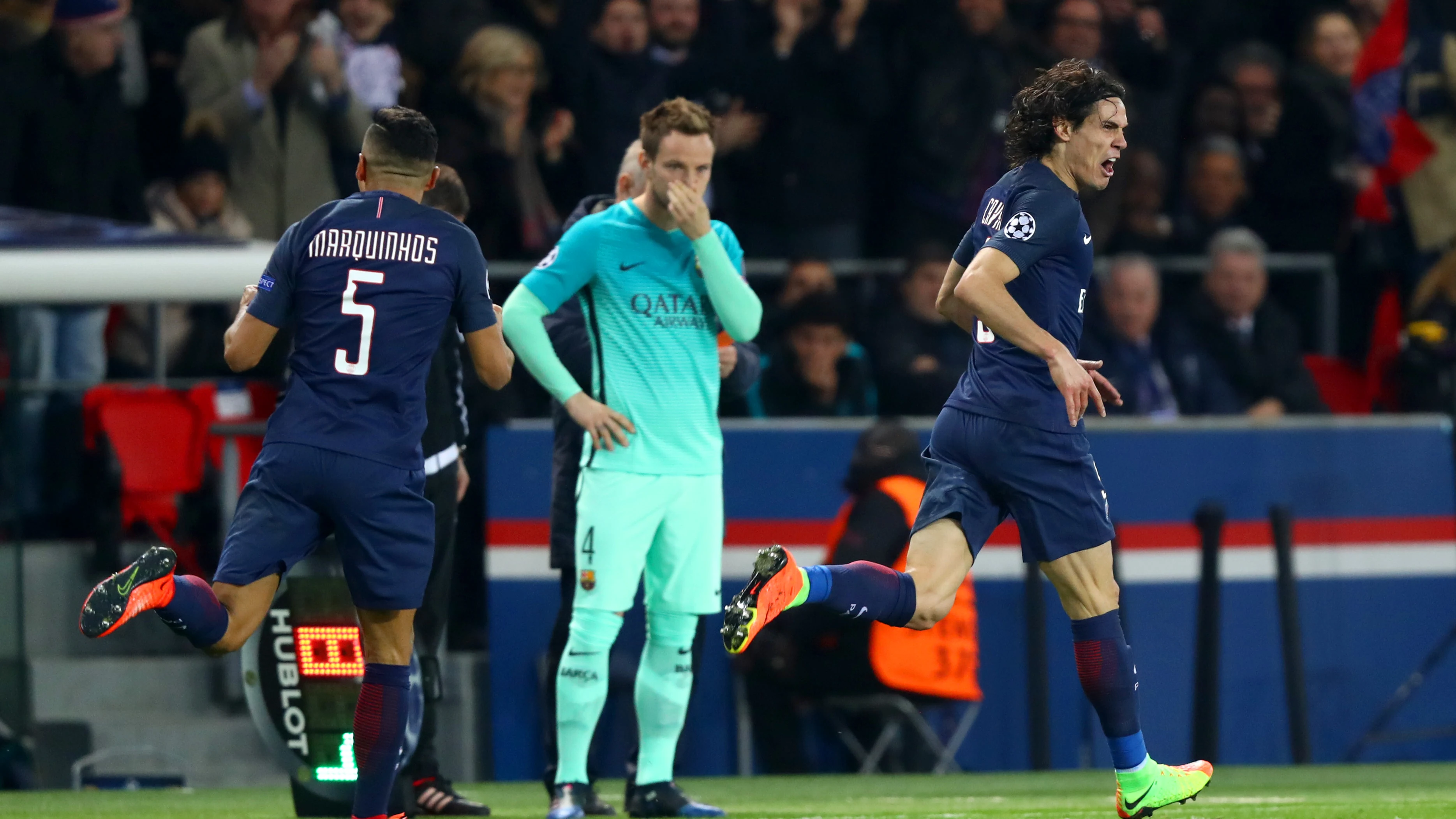 Los jugadores del PSG celebrando un gol ante la mirada de Rakitic