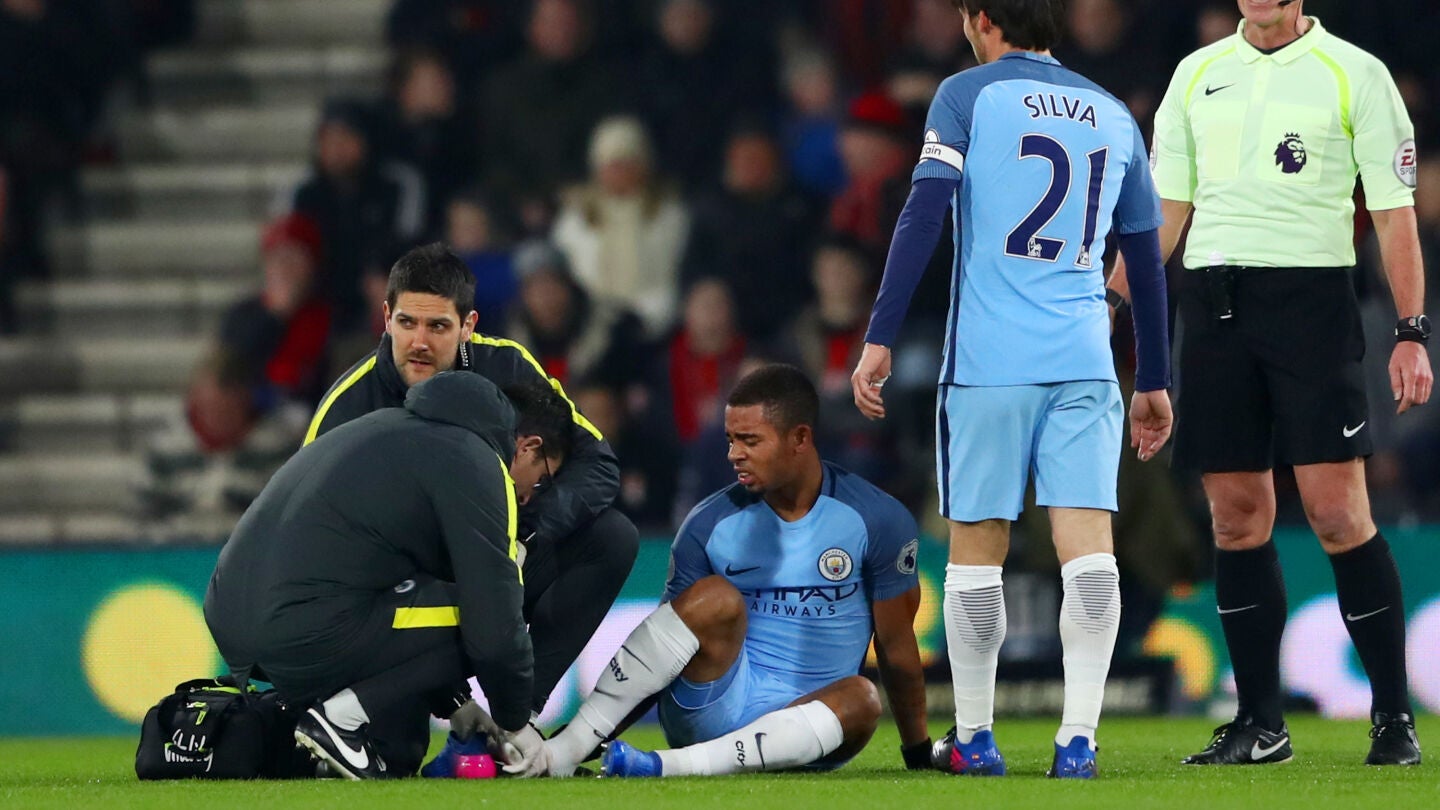 Gabriel Jesus es atenido tras caer lesionado ante el Bournemouth