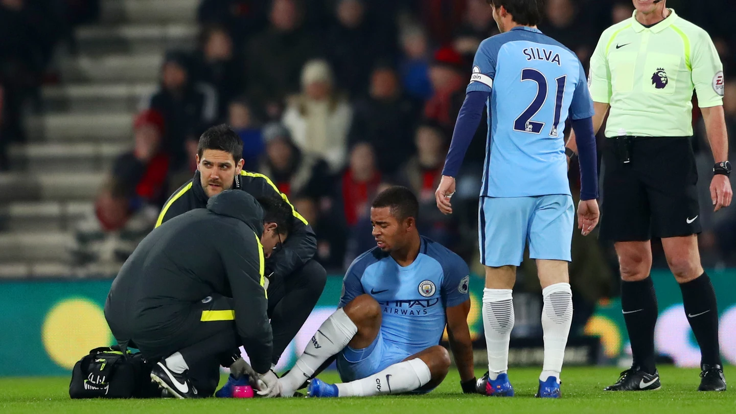 Gabriel Jesus es atenido tras caer lesionado ante el Bournemouth Gabriel Jesus es atenido tras caer lesionado ante el Bournemouth