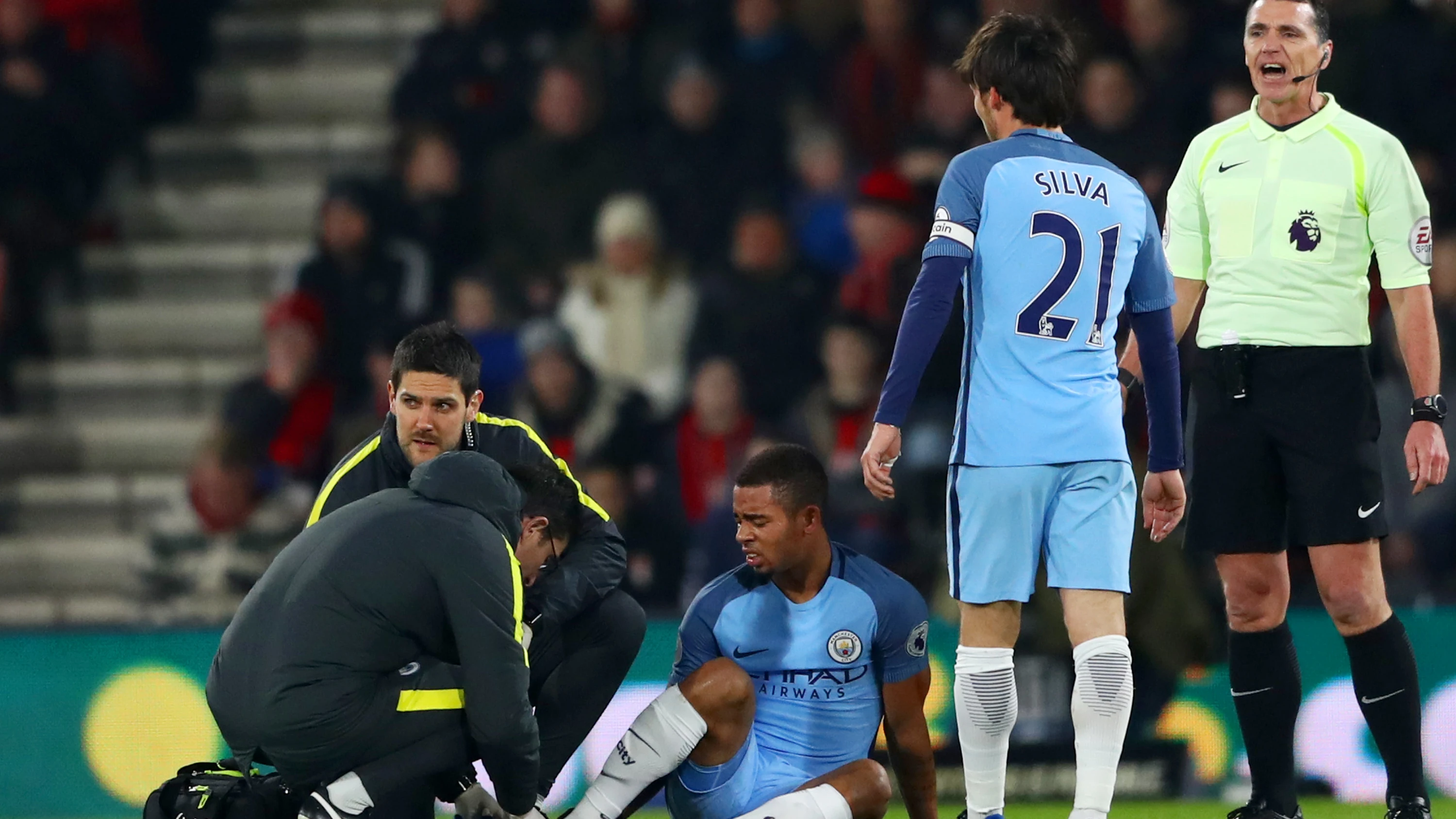 Gabriel Jesus es atenido tras caer lesionado ante el Bournemouth