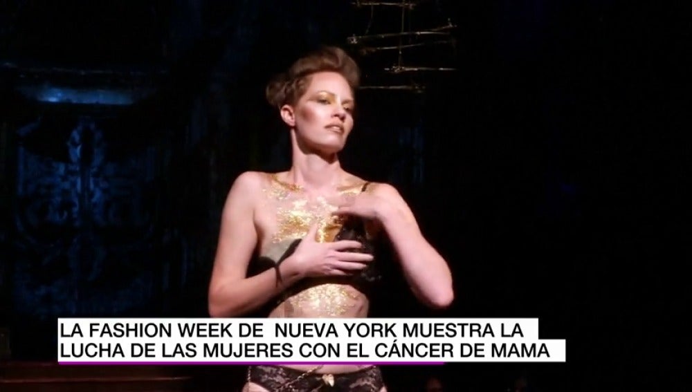 Mujeres víctimas del cáncer de mama sometidas a mastectomías desfilan en Nueva York para promover la investigación