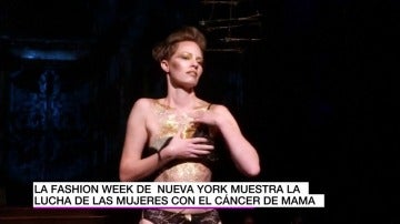 Mujeres víctimas del cáncer de mama sometidas a mastectomías desfilan en Nueva York para promover la investigación