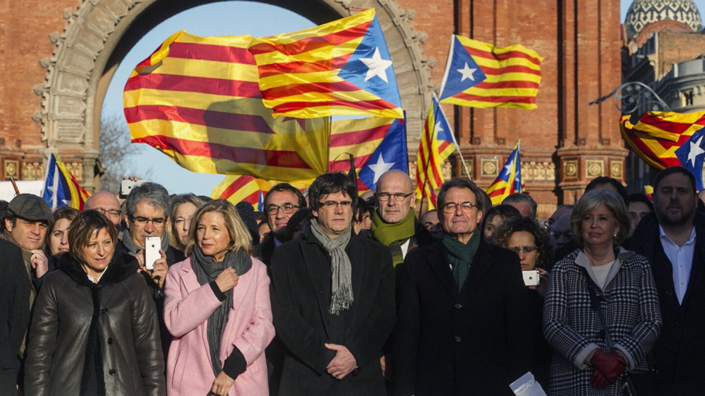 El presidente de la Generalitat, Carles Puigdemont, y la presidenta del Parlamento, Carme Forcadell, junto al resto de los miembros del Gobierno catal&aacute;n