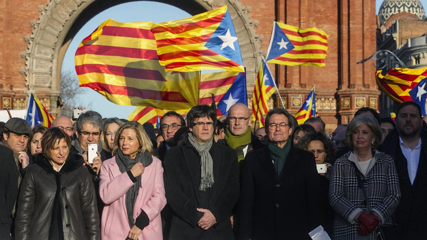 El presidente de la Generalitat, Carles Puigdemont, y la presidenta del Parlamento, Carme Forcadell, junto al resto de los miembros del Gobierno catalán El presidente de la Generalitat, Carles Puigdemont, y la presidenta del Parlamento, Carme Forcadell, junto al resto de los miembros del Gobierno catalán