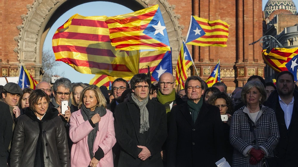 El presidente de la Generalitat, Carles Puigdemont, y la presidenta del Parlamento, Carme Forcadell, junto al resto de los miembros del Gobierno catalán