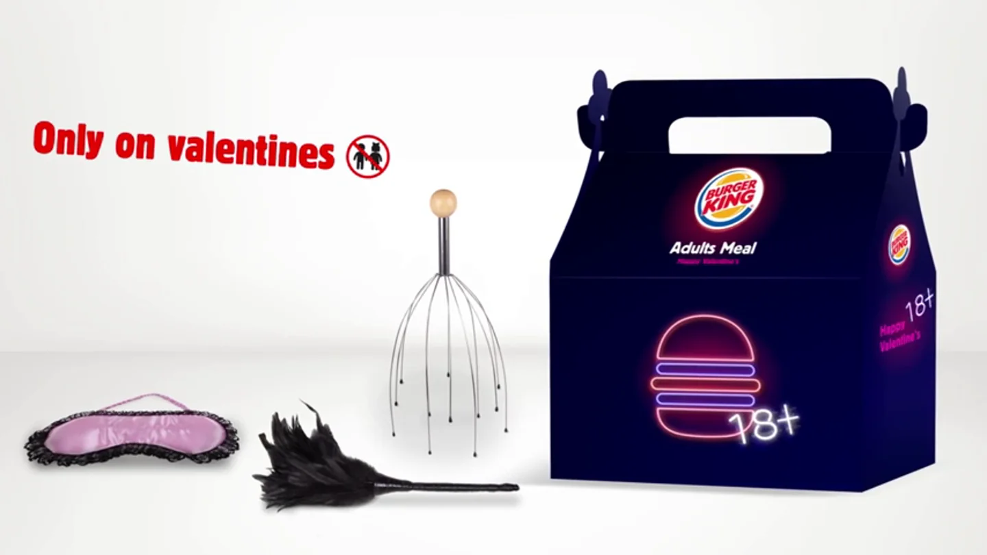 Frame 16.497364 de: Burger King regala juguetes sexuales en un "menú para adultos" preparado para San Valentín Frame 16.497364 de: Burger King regala juguetes sexuales en un "menú para adultos" preparado para San Valentín