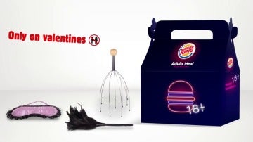 Frame 16.497364 de: Burger King regala juguetes sexuales en un "menú para adultos" preparado para San Valentín 