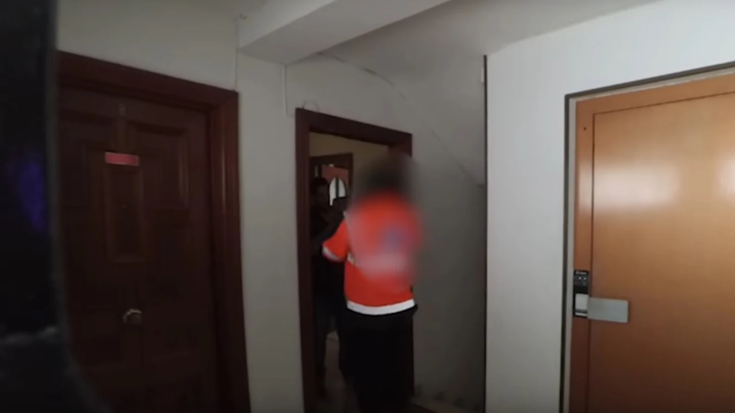 Momento en el que el 'youtuber' expone al repartidor al gas pimienta Momento en el que el 'youtuber' expone al repartidor al gas pimienta