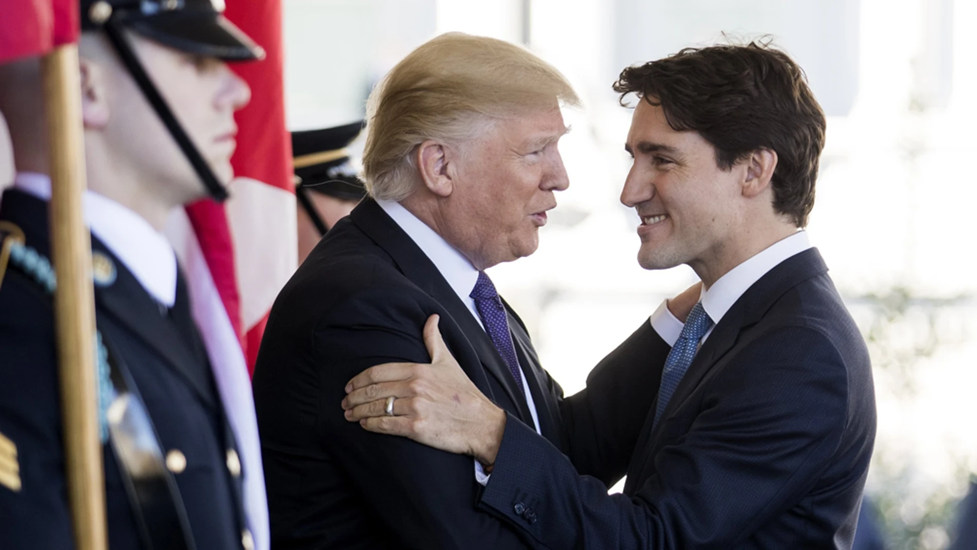 Así consigue Justin Trudeau frenar el incómodo saludo de Donald Trump