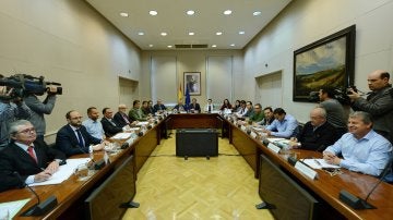 El ministro de Fomento durante la reunión con los representantes sindicales del sector de la estiba y la patronal Anesco